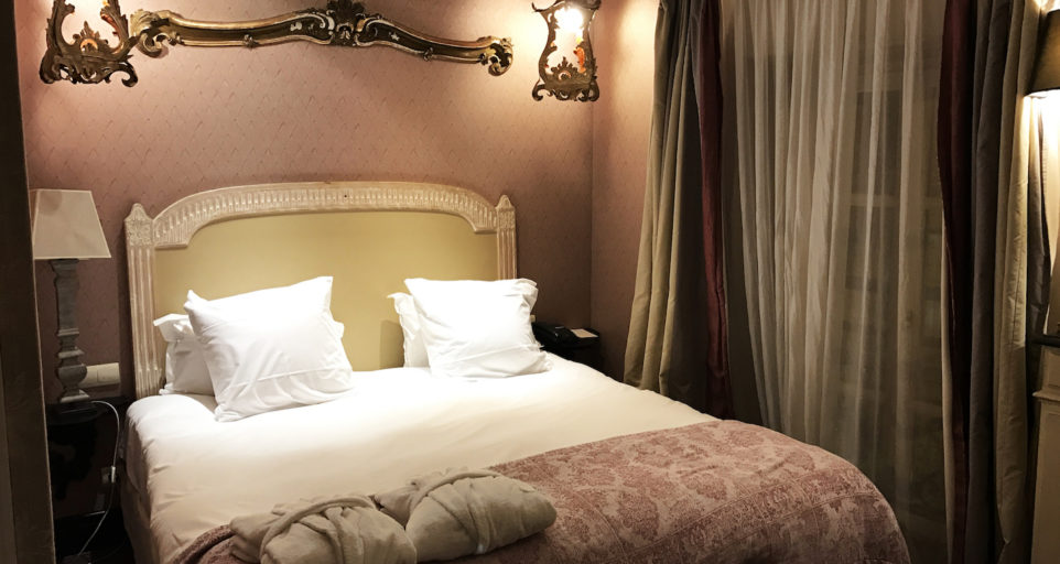 Классическая главная спальня рядом с Триумфальной аркой в Париже 	
